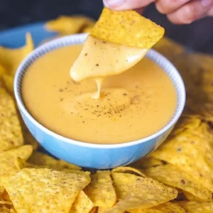 NACHOS WITH CHEESE DIP